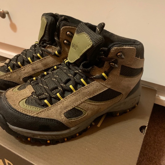 Women’s Denali Hiking Boots - Picture 6 of 8